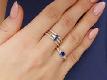 Złoty pierścionek damski z cyrkoniami i syntetycznym szafirem z kolekcji Rainbow. Elegancki pierścionek zaręczynowy lub prezent na Walentynki.4.jpg